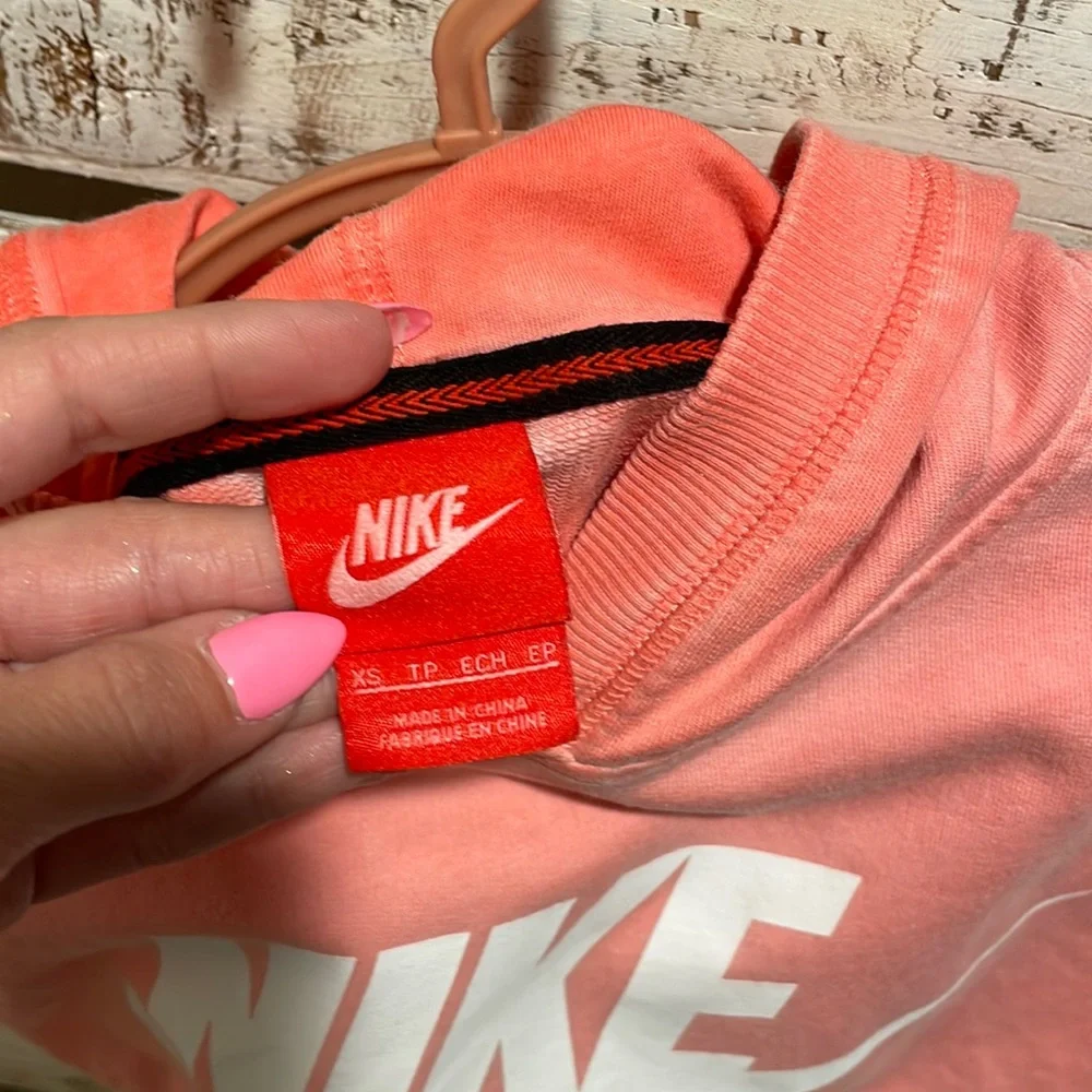 🔥🔥 (3/$20)
Nike Muscle Tank w/ Hoodie in a beautiful Peachy Color - Picture 3 of 3
